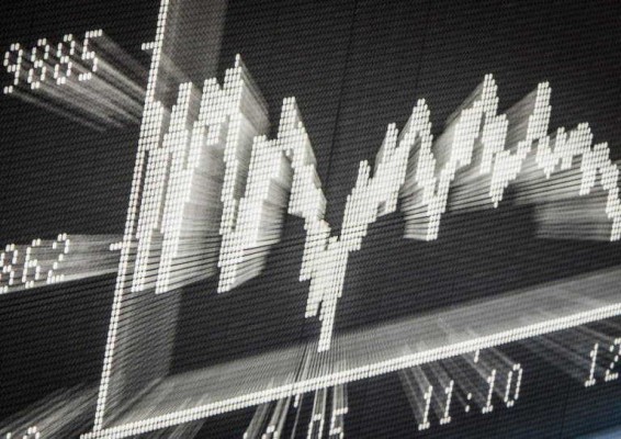 El Ibex 35 sigue por debajo de los 10.500 puntos a media sesión