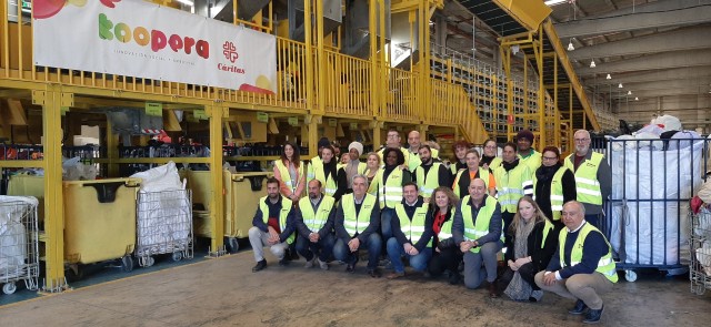 El diputat de Residus i Reciclatge destaca la bona funció dels contenidors Càritas Koopera a Castelló