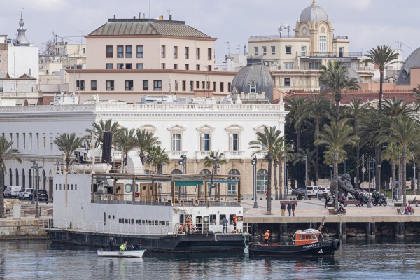La Patacha ya es historia: el Puerto retira el barco-restaurante del muelle tras quince años fondeado