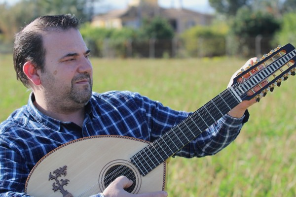 Pascual Ayala recupera en Lorca la fabricación de guitarras con técnicas del XIX