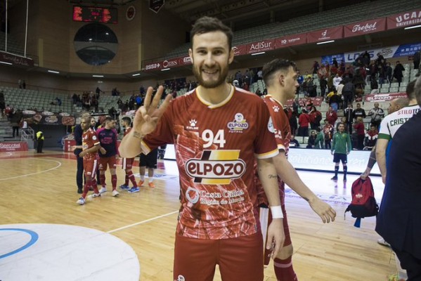 Paradynski, de ElPozo, firma el cuarto mejor gol y la tercera jugada en Primera
