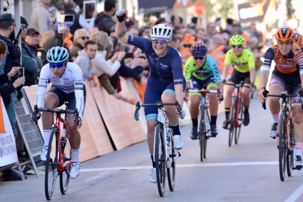 La danesa Emma Norsgaard gana en Cullera y lidera la Setmana Ciclista Valenciana