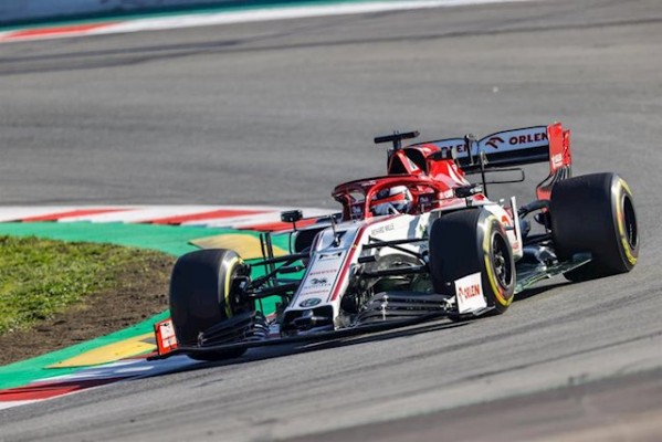 Räikkönen sitúa al Alfa Romeo en lo alto en una jornada de test más lenta y accidentada