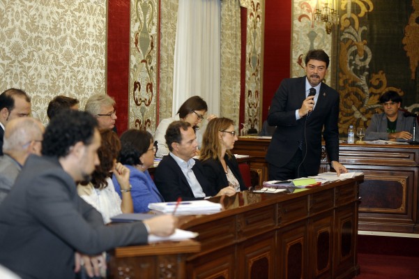 El PP azuza al tripartito de Alicante con la norma de participación: exige ya la comisión para revisarla