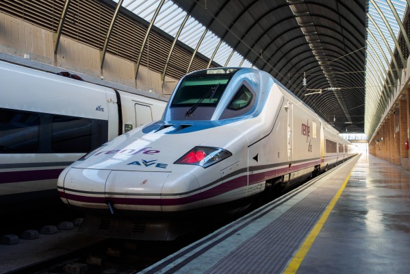 Gobierno y oposición: incapaces de impulsar juntos la llegada del AVE a Elche y el apoyo a los agricultores