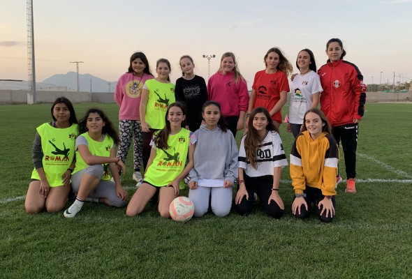 La escuela de fútbol Dolores de Pacheco se suma al fútbol femenino con el EF Dolores Féminas