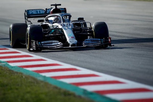 Hamilton retoma las cosas donde las dejó, siendo el más rápido