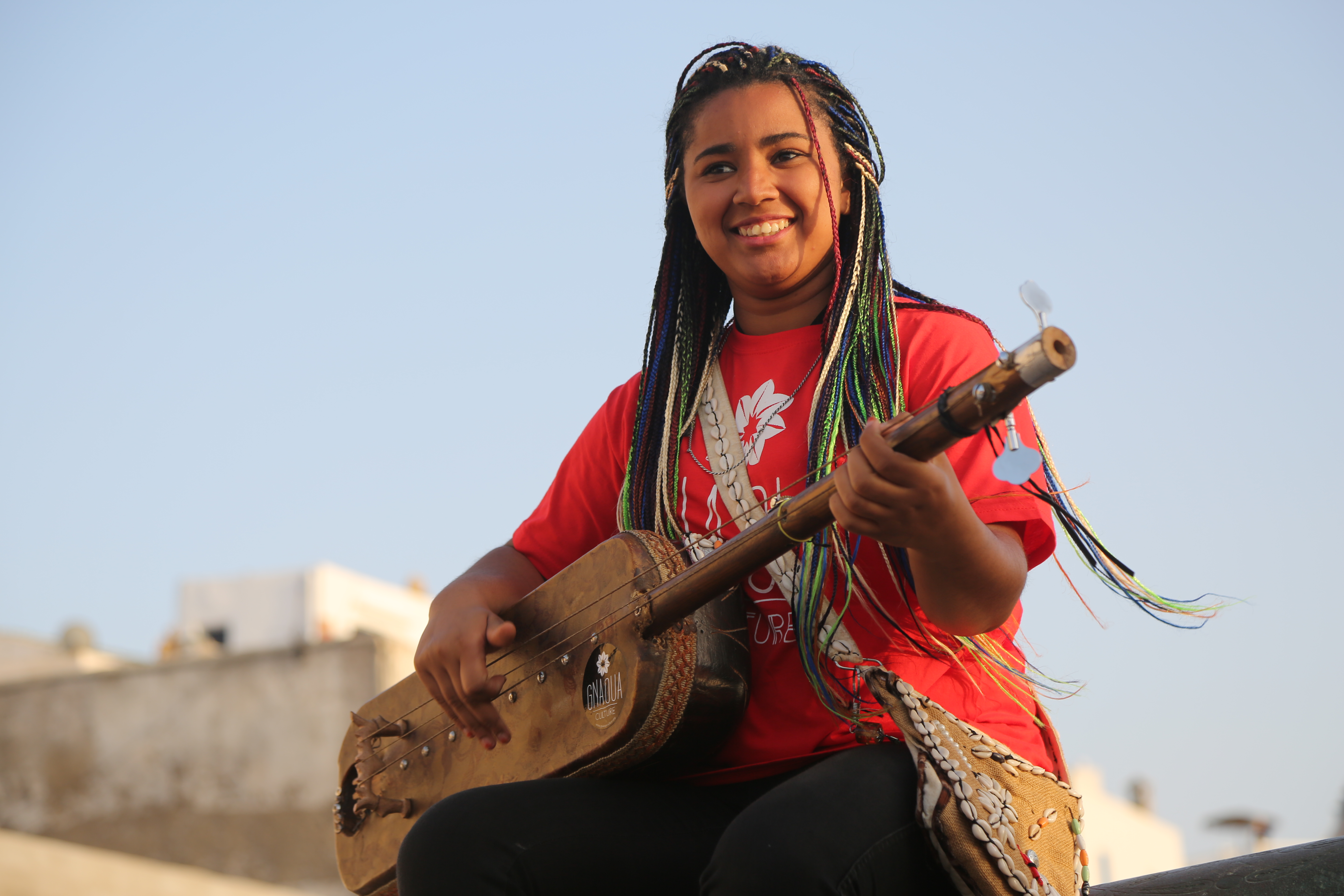 Asmâa Hamzaoui, la joven marroquí que ha llevado el feminismo a la música chamánica


