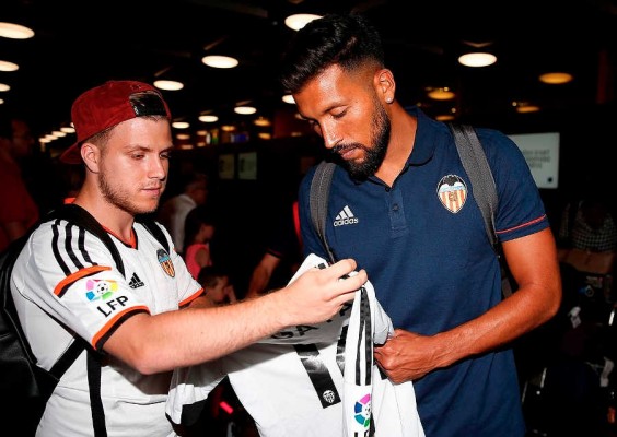 Manchester United, Everton y Tottenham siguen a Garay