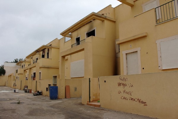La urbanización 'Los Naranjos', de La Palma, se blinda ante los okupas