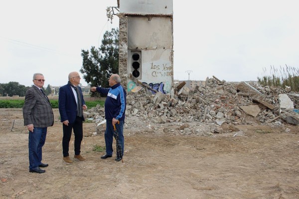 La depuradora de saneamiento de Barrio Peral, en riesgo de derrumbe, empieza su demolición