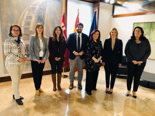 Primer encuentro de las mujeres empresarias con López Miras
