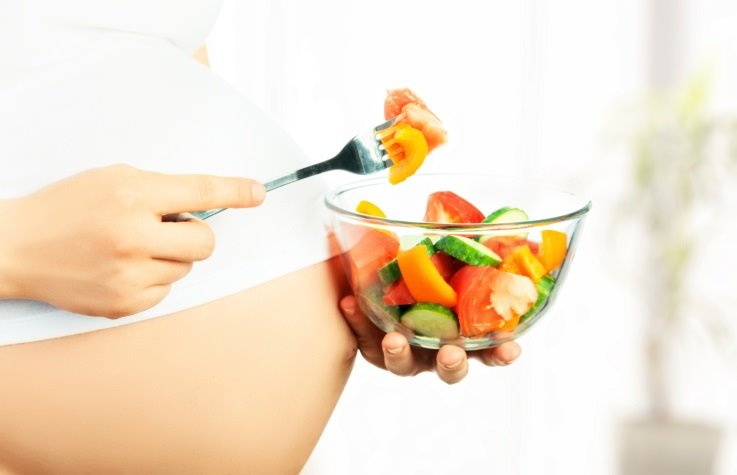 Recomiendan evitar alimentos de riesgo para no transmitir patógenos al bebé en el embarazo