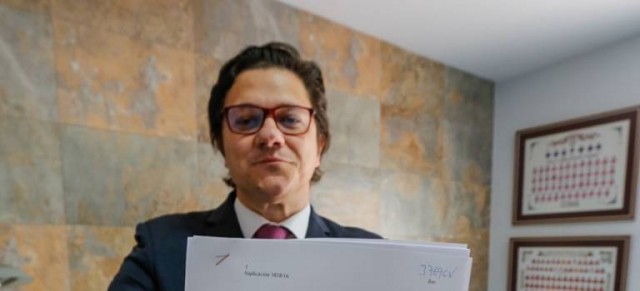 Una afectada por el derrumbe del colegio de Santa Pola denuncia a su ex abogado: le dejó para defender al acusado