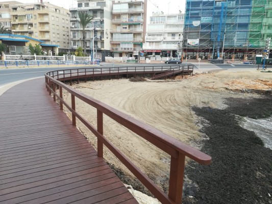 Torrevieja arregla y acondiciona tres playas casi un mes después del paso de la borrasca Gloria 