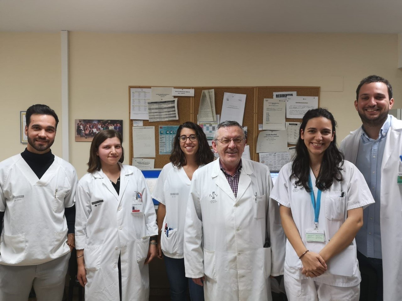 El jefe del Servicio de Farmacia del Hospital General de Castellón, Raúl Ferrando, (c) junto a parte de su equipo en el Hospital General de Castelló. - 