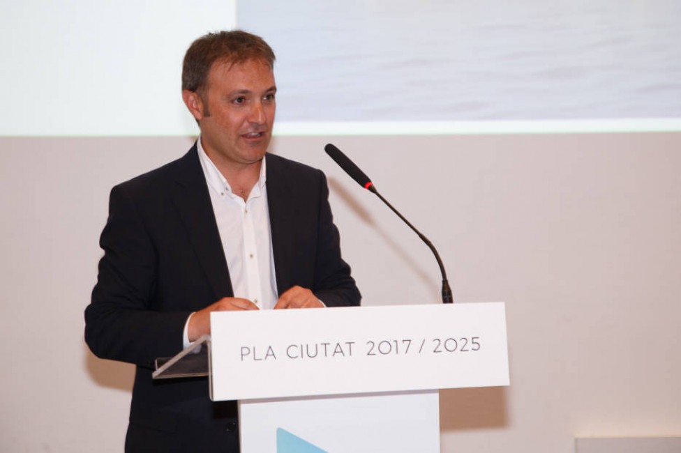 El portavoz de Compromís, Natxo Bellido, en la conferencia estratégica sobre el Plan Ciudad. Foto: RAFA MOLINA - 