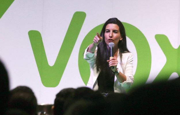 Monasterio (Vox) intenta dar una rueda de prensa en Les Corts y acaba en el ficus