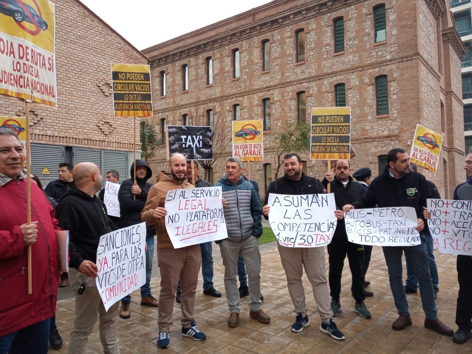 El taxi valenciano se moviliza para reclamar más inspectores y nuevas sanciones para las VTC