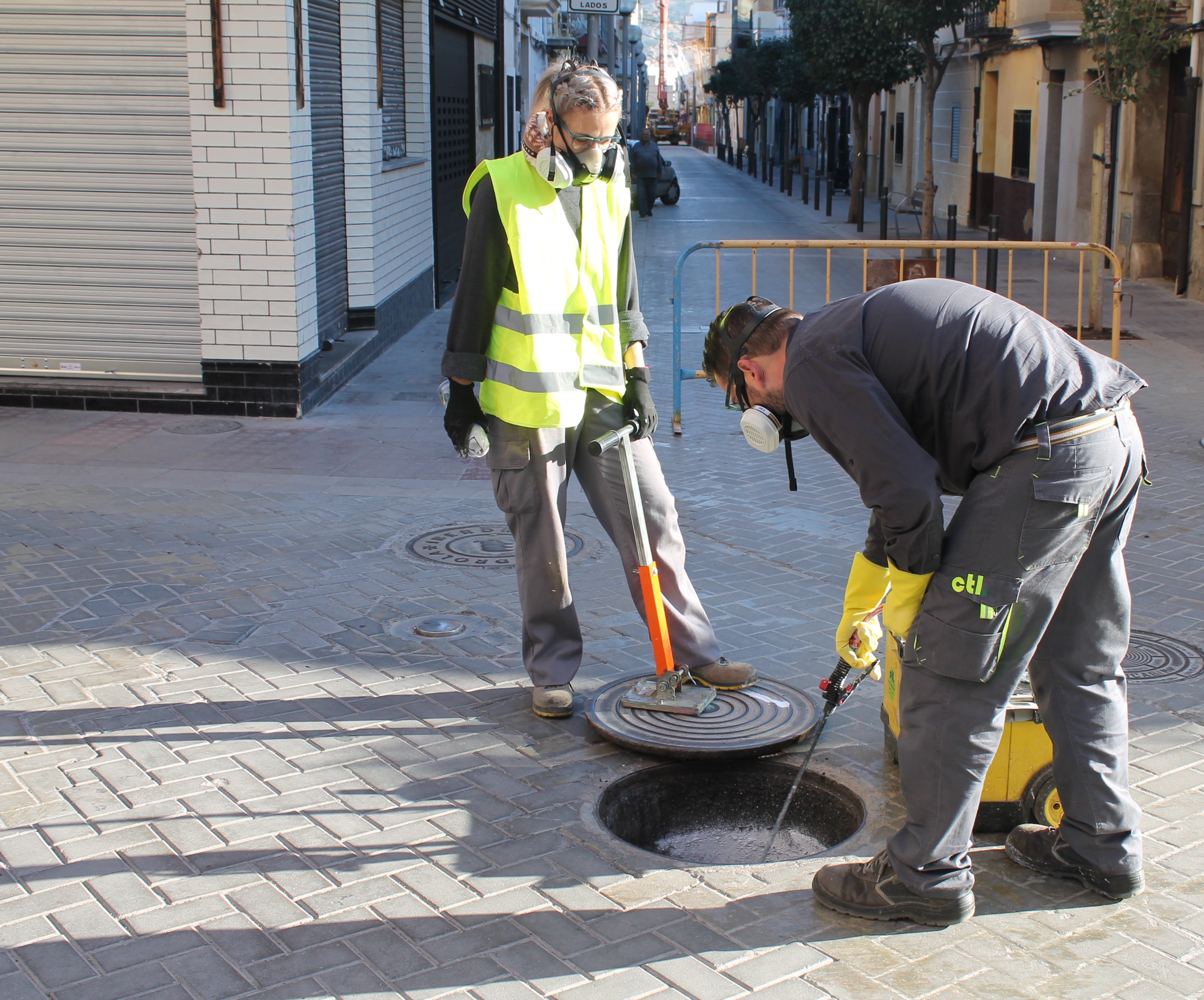 Benicàssim aplica la técnica con pintura insecticida para reforzar el tratamiento contra cucarachas