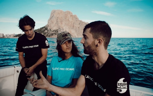 Así es The Gravity Wave, la 'startup' que recoge el plástico del mar y lo transforma en fundas para el móvil en Alicante