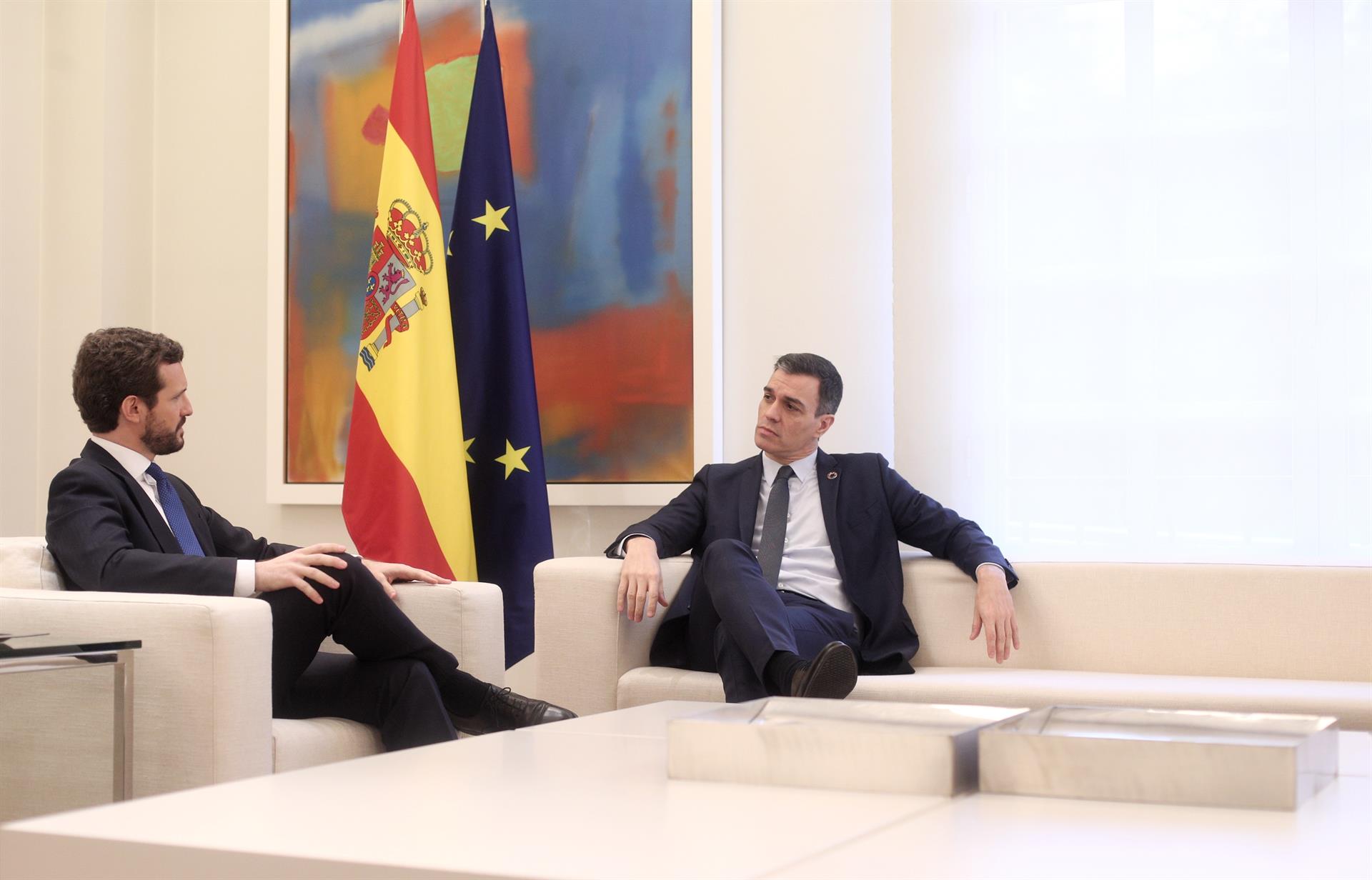 Casado ofrece a Sánchez negociar los PGE si renuncia a la mesa con los independentistas
