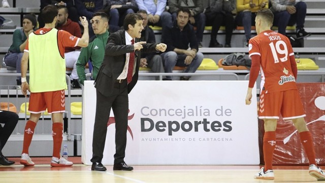 Duda vuelve al banquillo un mes y ocho días después y tras 5 partidos en la grada por sanción