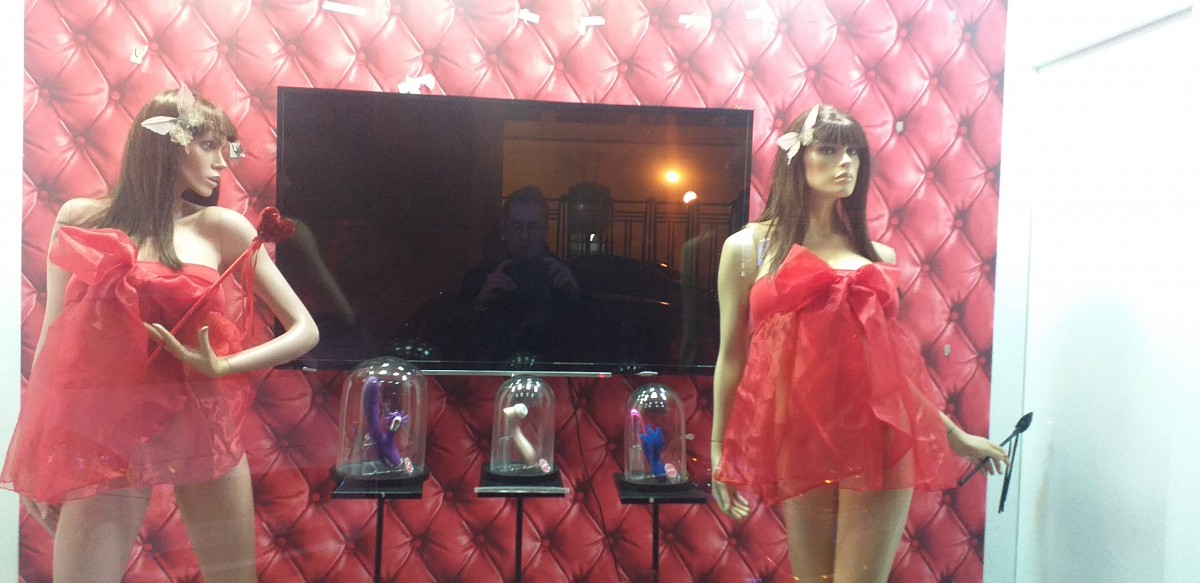 . Un escaparate de un sex shop en el centro de València. - 
