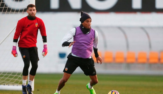 La cesión de Aderlan Santos dejará 800.000 euros en las arcas del Valencia CF