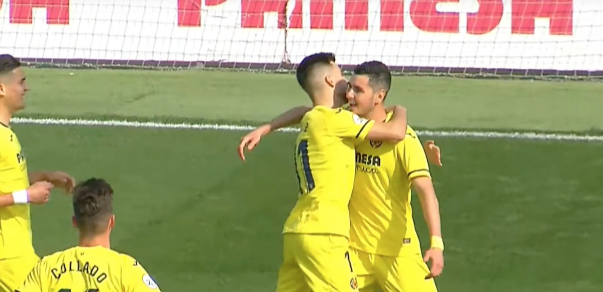 Rafa Mújica recibe el abrazo de sus compañeros tras abrir el mercador. - 