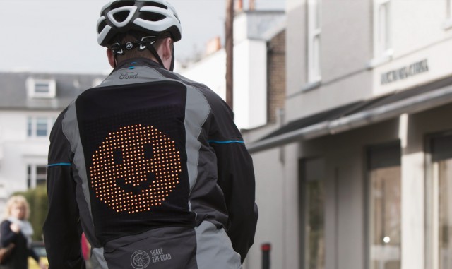 La innovadora 'Chaqueta Emoji' de Ford permite comunicarse a los ciclistas con los conductores