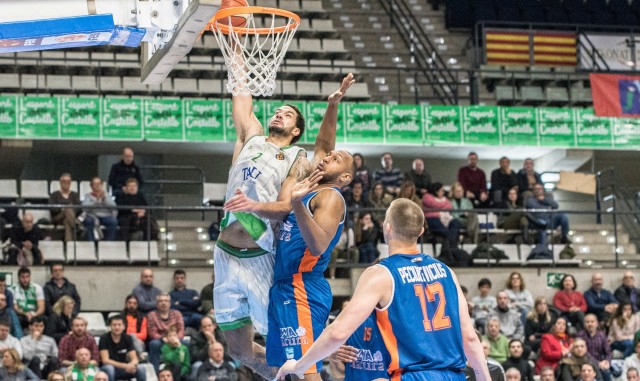 El TAU Castelló confirma su recuperación con una brillante victoria ante el Leyma Coruña (83-68)