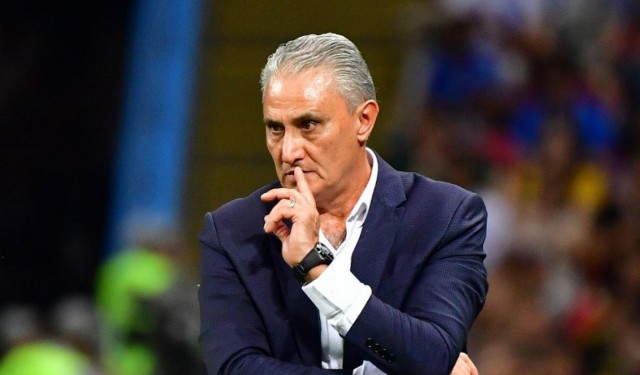 El seleccionador de Brasil, Tite, asiste al encuentro en Mestalla