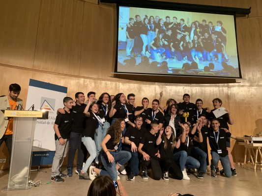 'Roboluti On', del IES Hermanos Amorós de Villena, gana la fase de First Lego League en la UA