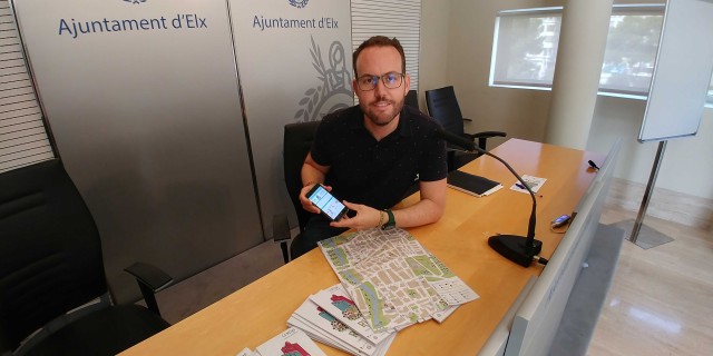 Más de 5.000 dípticos para promocionar turismo, comercio  y patrimonio del centro de Elche 