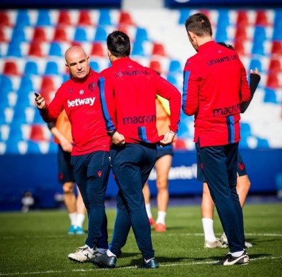 Paco López: “El equipo no se va a relajar, hay que sacar un diez cada día”