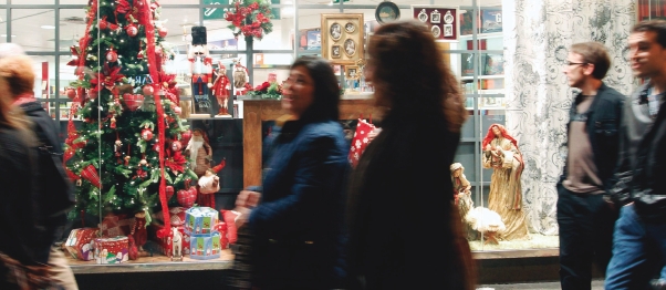 Un escaparate con la decoración navideña - 