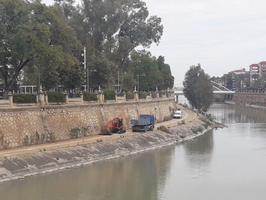 Cierran el tramo peatonal de la margen izquierda del Segura en Murcia para reparar los daños que dejó la Dana