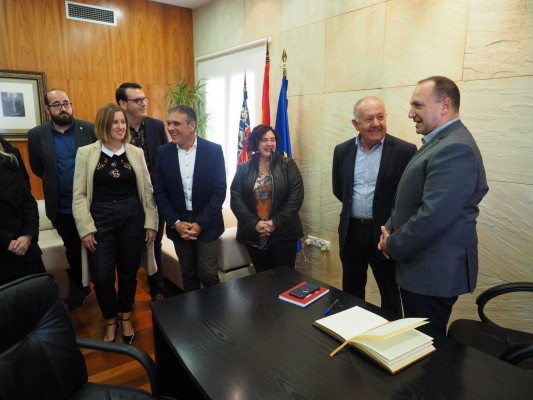 El Consell 'vende' su política de vivienda en Mutxamel; el alcalde le pregunta qué hay de las cuestiones sociales pendientes 