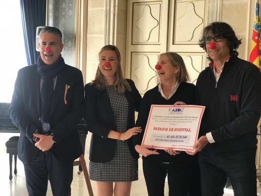 Alicante dona 1.850 euros a 'Payasospital' de las barras solidarias de Alroa en Fin de Año 