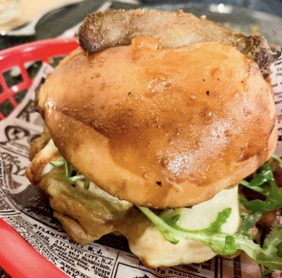 Brioche de ají con pollo a la brasa y queso costeño en Mundua Taberna