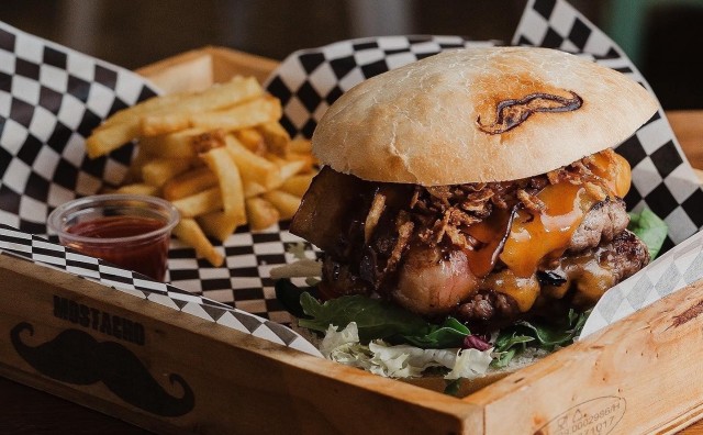 Mostacho Bar: un bigote para cada hamburguesa

