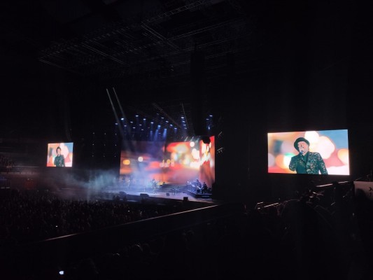 Sabina cae del escenario durante su concierto en Madrid con Serrat y es atendido por Emergencias