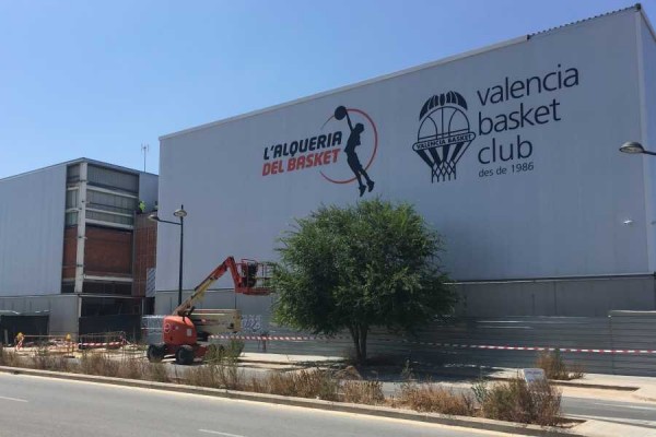 L’Alqueria del Basket ultima la imagen de su fachada exterior