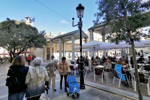 El futuro escenario que dibuja el Fadrell con tascas implica ampliar el horario para beber en la calle