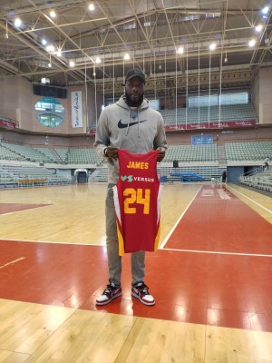 Delroy James, del UCAM CB: 