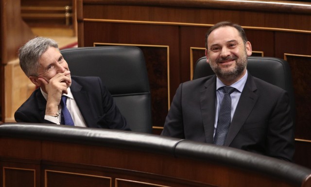 El PP reclama a gritos en el Congreso la dimisión de Ábalos, que recibe aplausos del PSOE