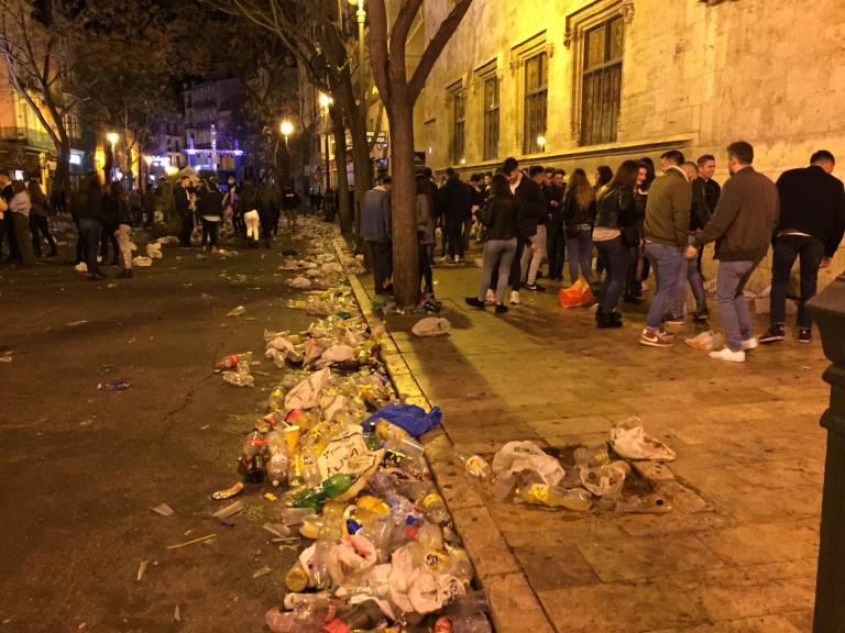 El Ayuntamiento de València repartirá 770 cubos de reciclaje entre los casales falleros