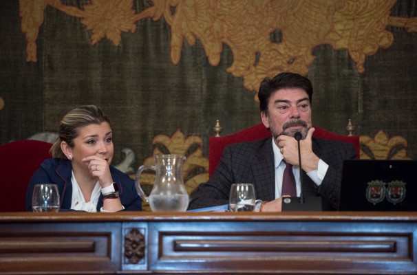 El presupuesto de Alicante tropieza ahora con una corrección en la subida salarial de los funcionarios