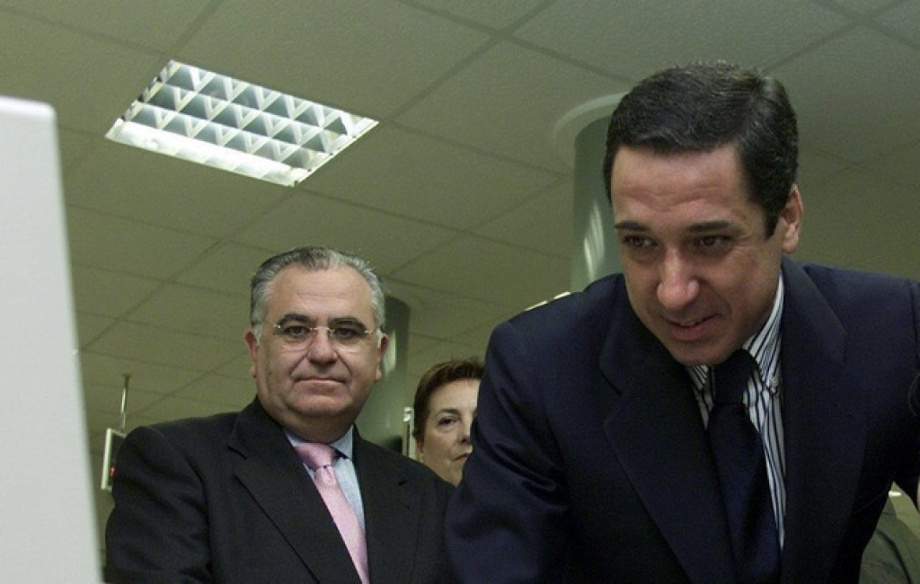 Juan Cotino y Eduardo Zaplana, en diciembre de 2001. Foto:EFE/MANUEL BRUQUE - 